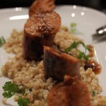 λουκάνικο γαρίδας σε σάλτσα μουστάρδας και κρεμμύδι κονφί