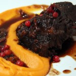 μοσχαρίσια μάγουλα με πουρέ γλυκοπατάτας και φρούτα του δάσους