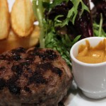 μπιφτέκι με τρεις κιμάδες και τηγανιτές πατάτες