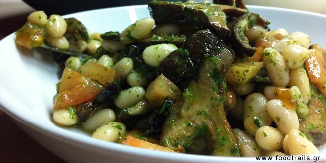 Σαλάτα με φασόλια, μανιτάρια portobello και σάλτσα μαϊντανού.